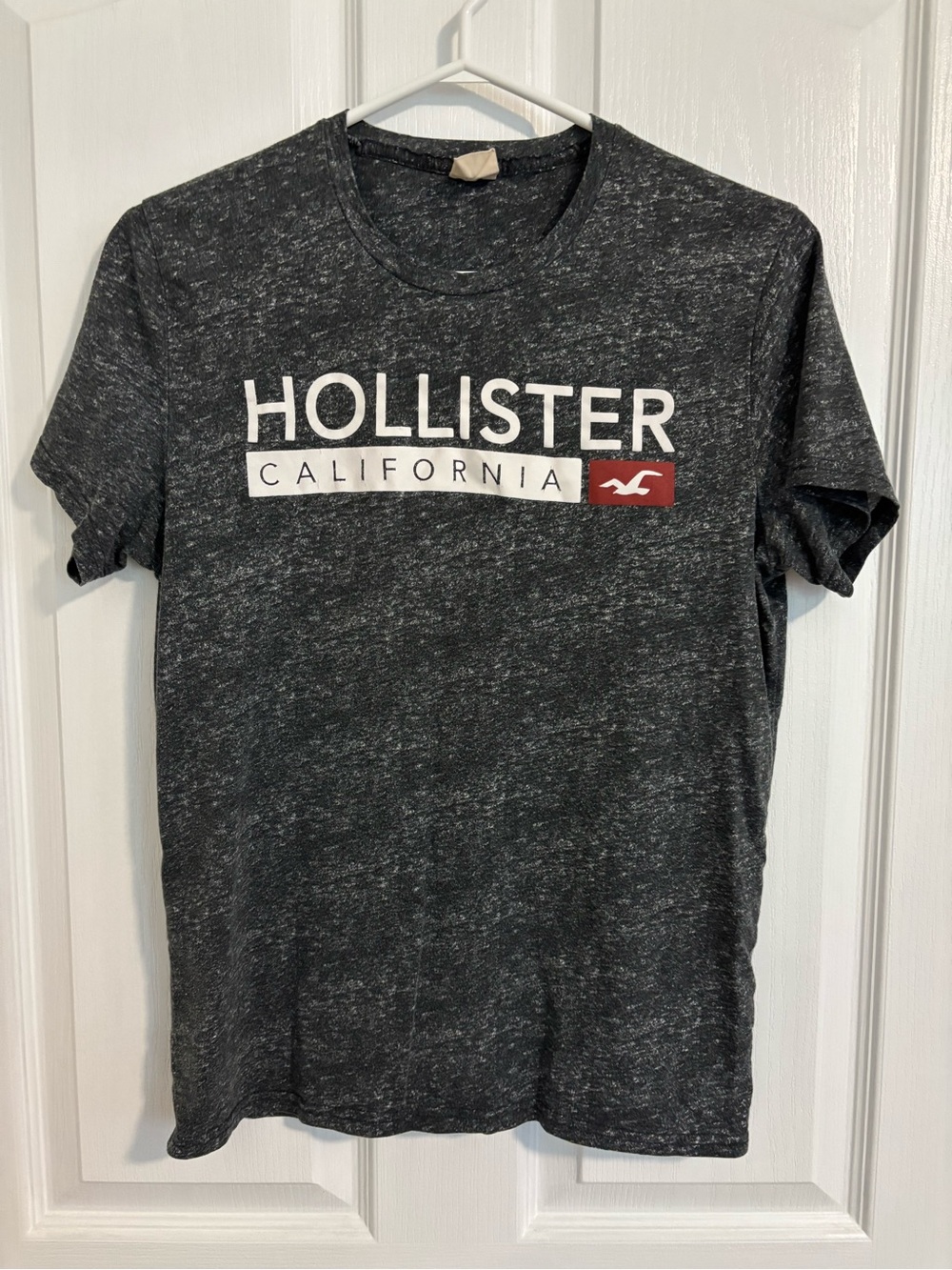 Hollister Men's Heather Charcoal Graphic Tee with White and Red Logo